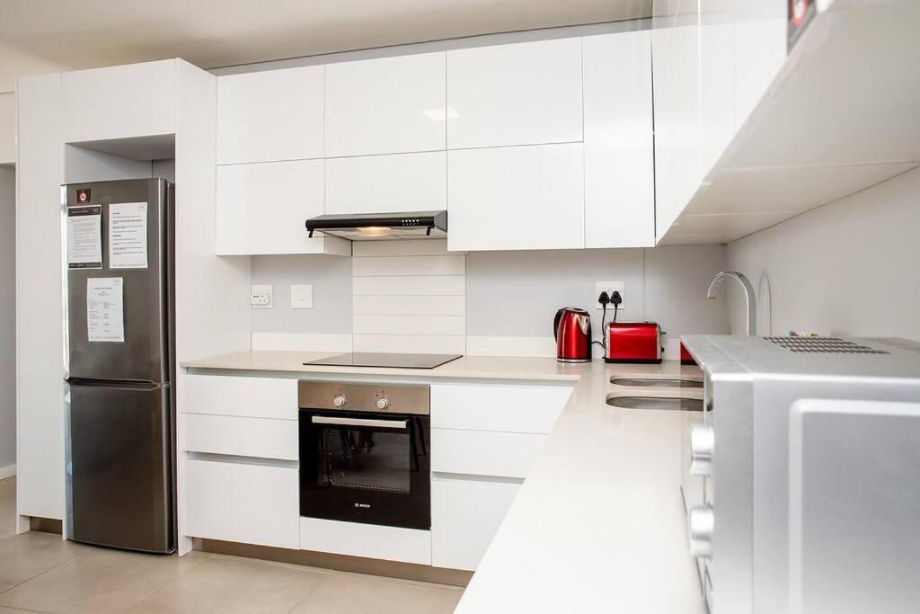 Beachfront 2 Bed W Swimming Pool, Blouberg 54 Break Cape Town