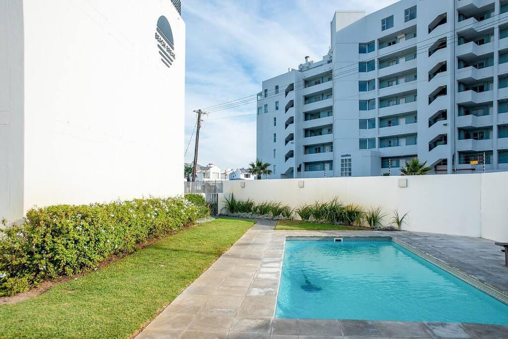 Beachfront 2 Bed W Swimming Pool, Blouberg 54 Break Apartment Cape Town