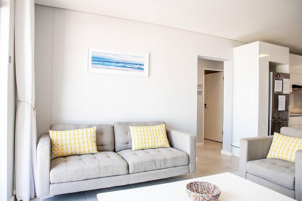 Beachfront 2 Bed W Swimming Pool, Blouberg 54 Break Apartment Cape Town